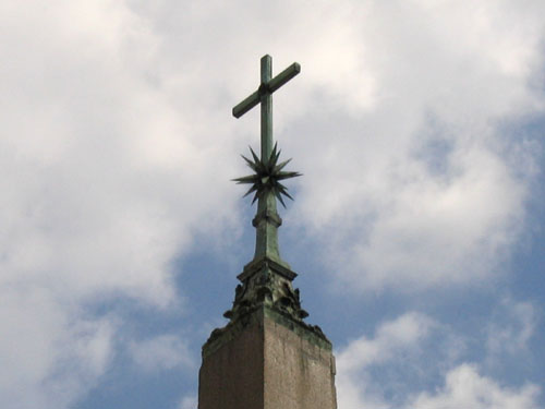 Le pyramidion est surmont� d'une �toile et d'une croix