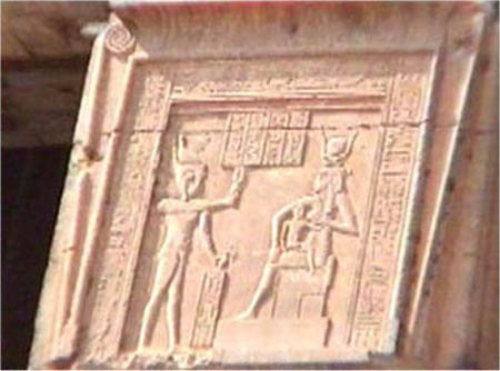 Les enfants sont montr�s nus