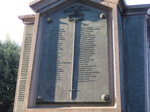 cippe funraire o sont gravs les noms des 54 soldats tus 