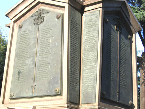 cippe funraire o sont gravs les noms des 54 soldats tus 