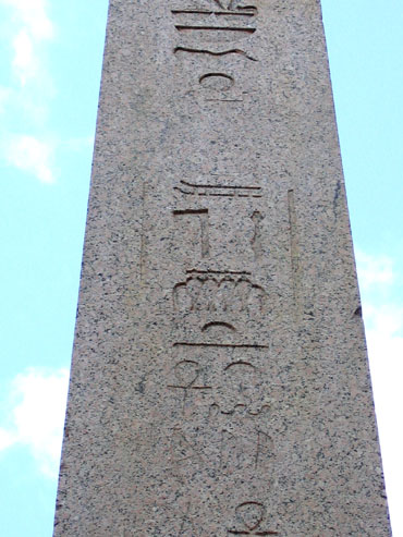 Hiroglyphes d'une face du monolithe.
