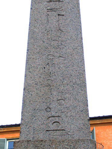 Hiroglyphes d'une face du monolithe