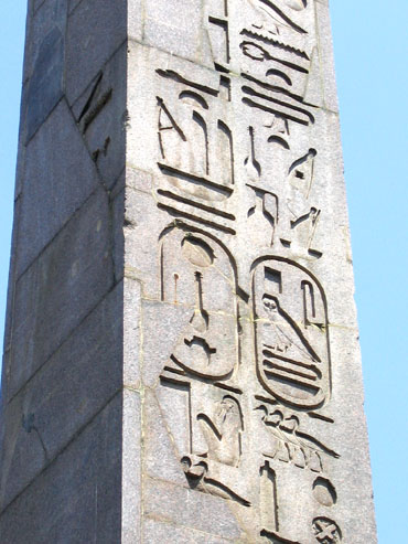 colonnes de hiroglyphes