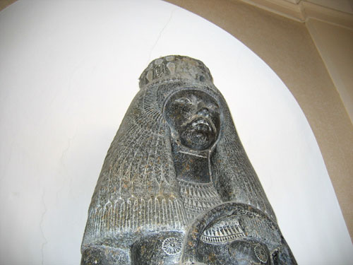 statue de la reine Tuya