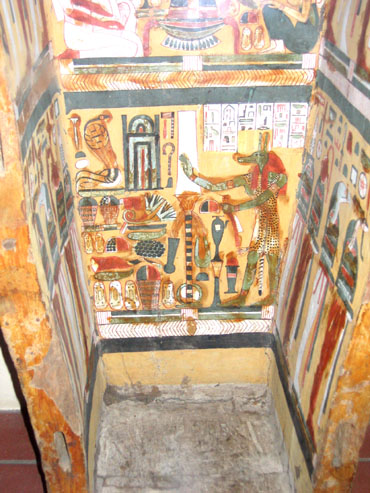 Intérieur décoré de la cuve d'un sarcophage
