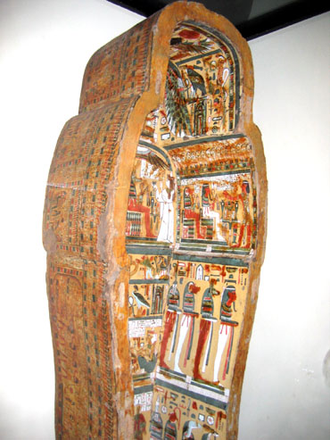Intérieur décoré de la cuve d'un sarcophage
