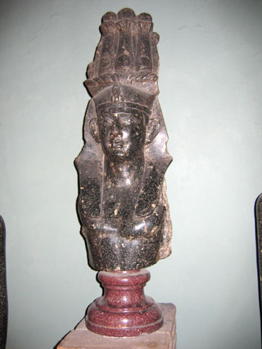 Statue du dieu Horus-Zeus Casios de Pelusio