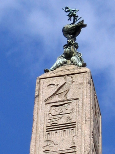 une colombe, symbole de la famille du pape