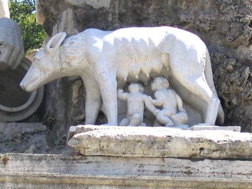 La louve romaine allaitant Rmus et Romulus.